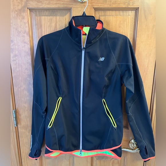 New Balance Women’s running jacket size medium black - Picture 2 of 3
